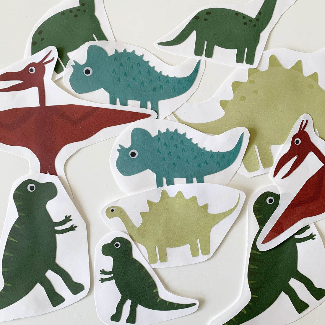 Verrassingssetje met 5 dinosaurus muurstickers in kleur