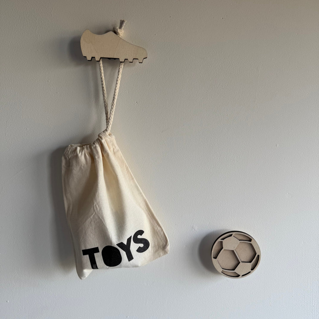 Houten wandhaak voetbalschoen