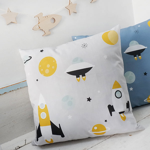 Kussen kinderkamer raket in ruimte grijs - inclusief binnenkussen