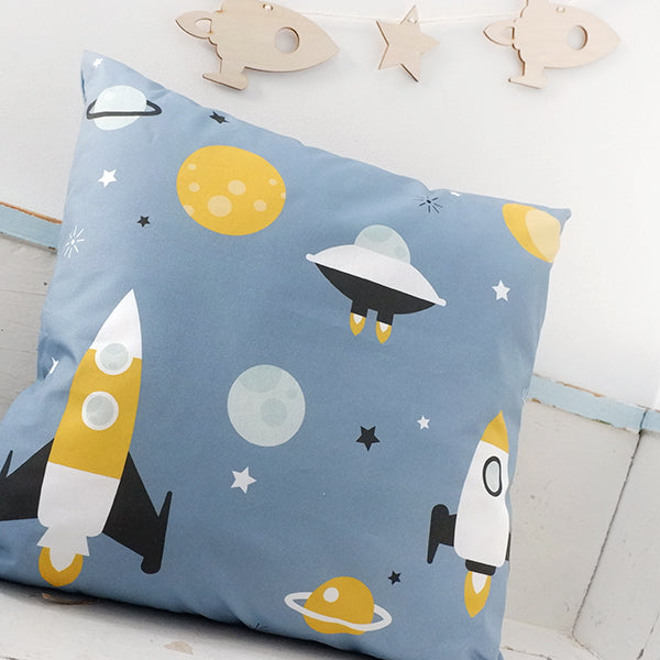 Kussen kinderkamer raket in ruimte blauw - inclusief binnenkussen