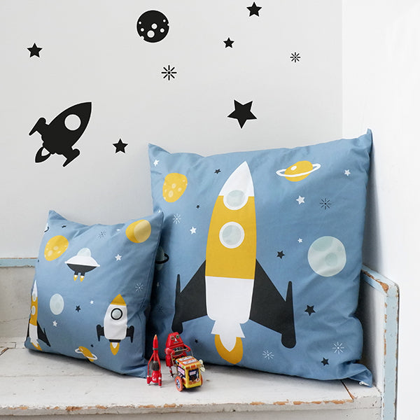 Kussen XL jongenskamer raket in ruimte - blauw