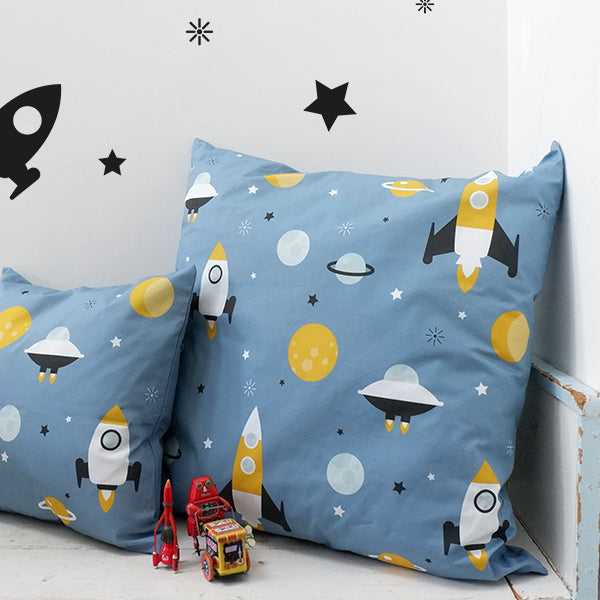 Kussen XL jongenskamer raket in ruimte - blauw