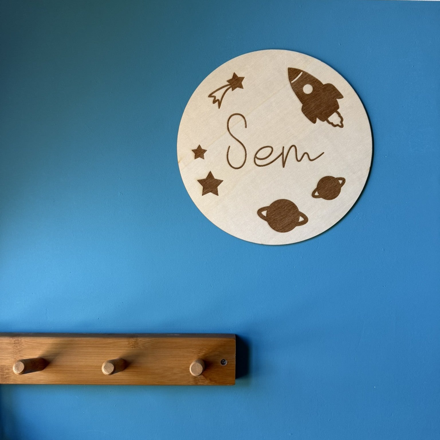 Houten muurcirkel ruimtevaart met naam