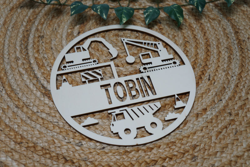 Houten muurcirkel met naam werkvoertuigen