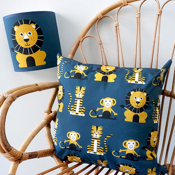 Kussen kinderkamer Leeuw - donker blauw (inclusief binnenkussen)
