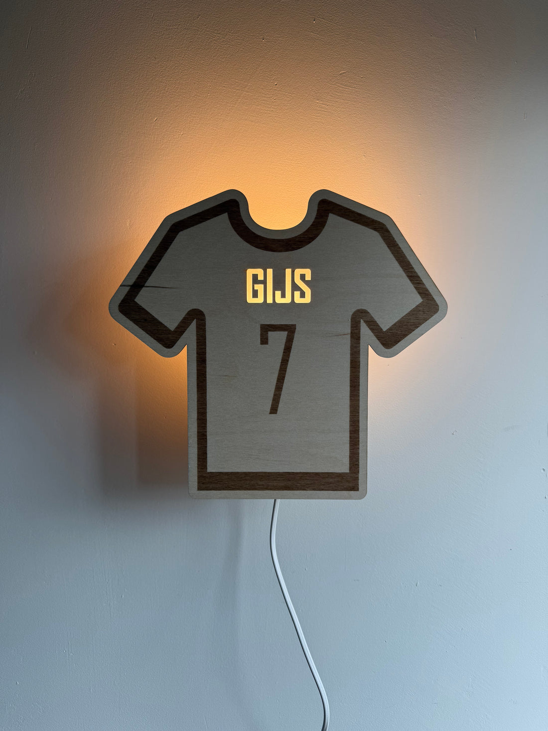Houten wandlamp voetbalshirt - gepersonaliseerd met naam en rugnummer