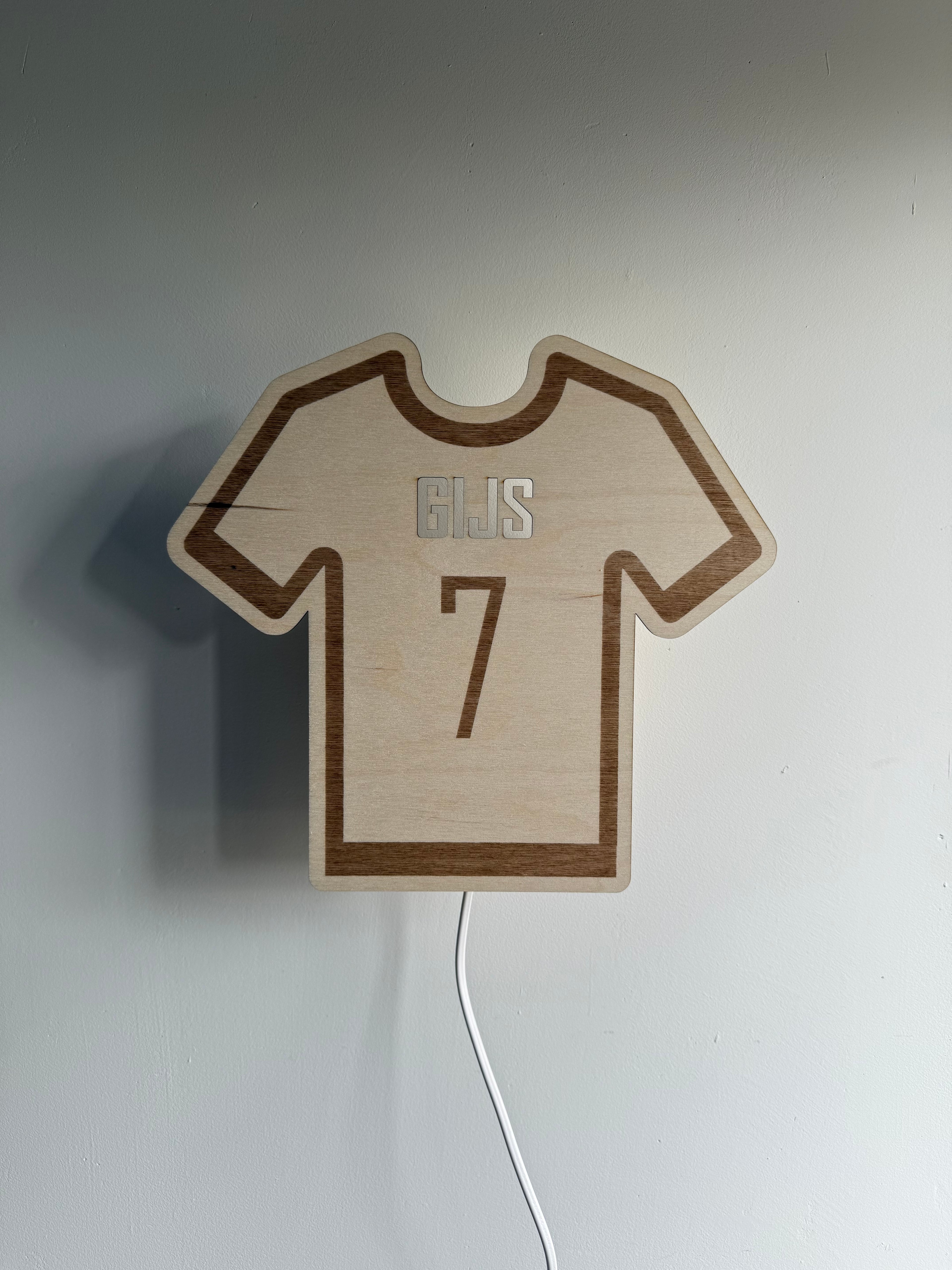 Houten wandlamp voetbalshirt - gepersonaliseerd met naam en rugnummer