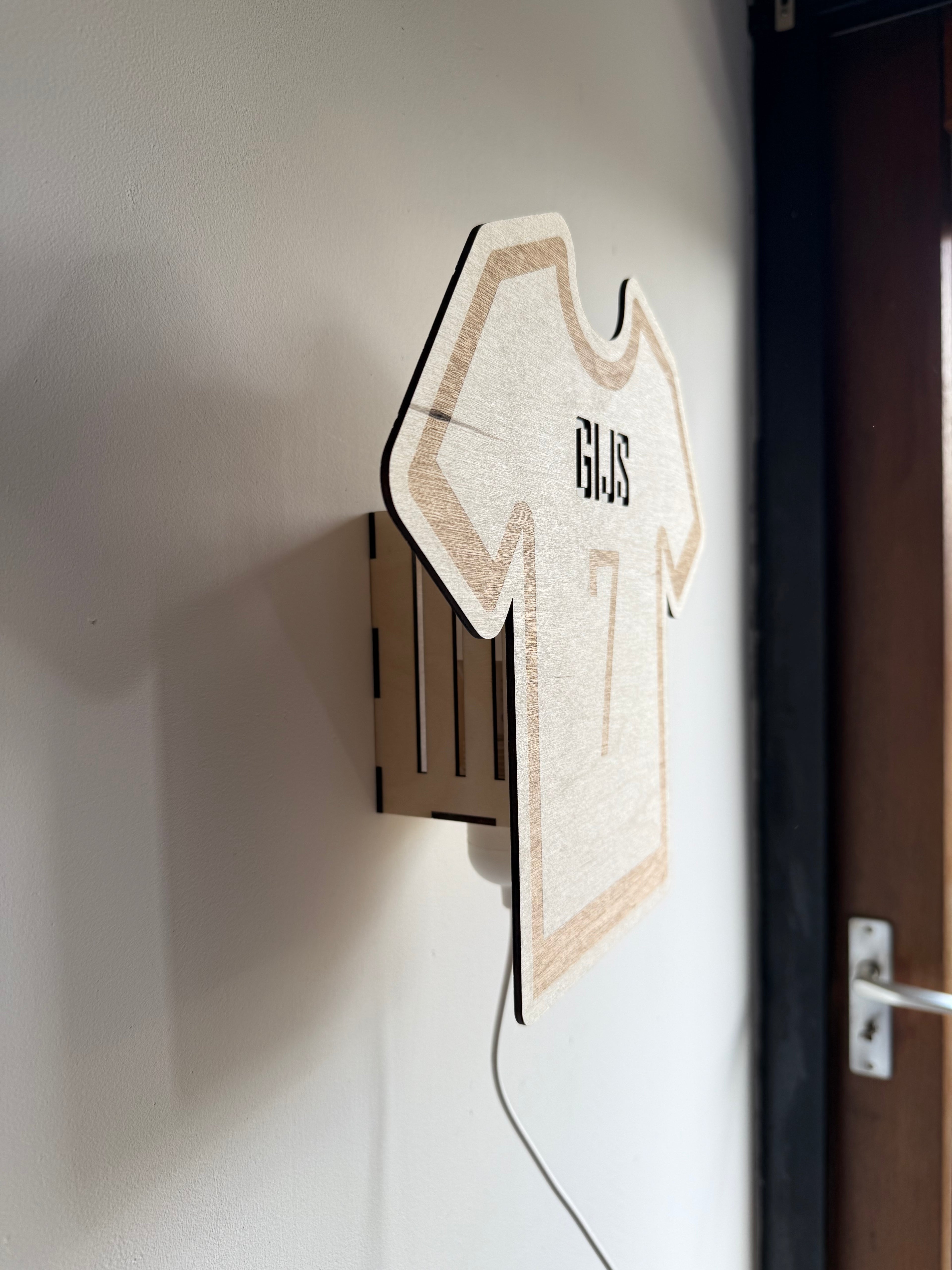 Houten wandlamp voetbalshirt - gepersonaliseerd met naam en rugnummer