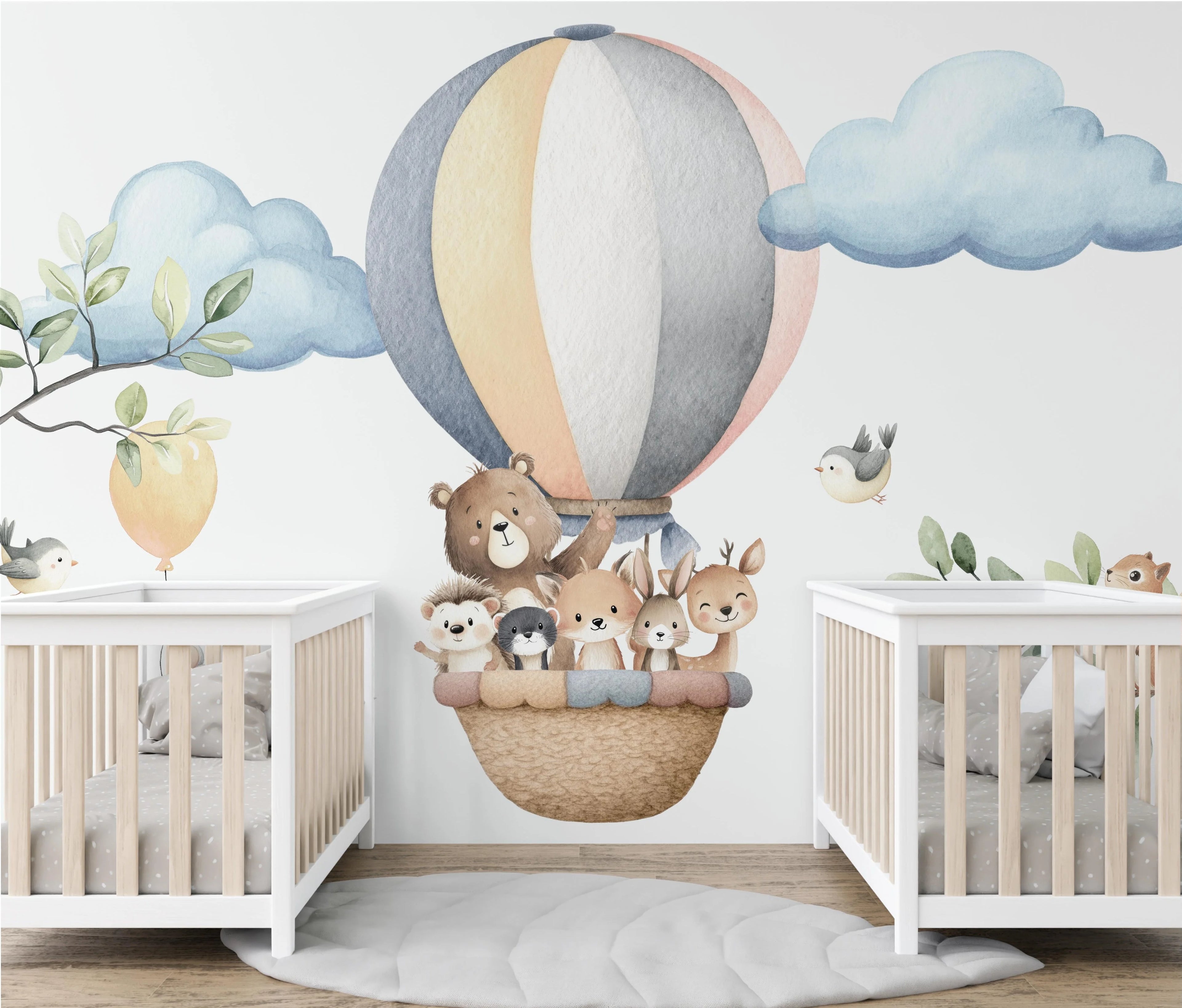Wandvullend behang bosdieren in luchtballon voor de kinderkamer of babykamer