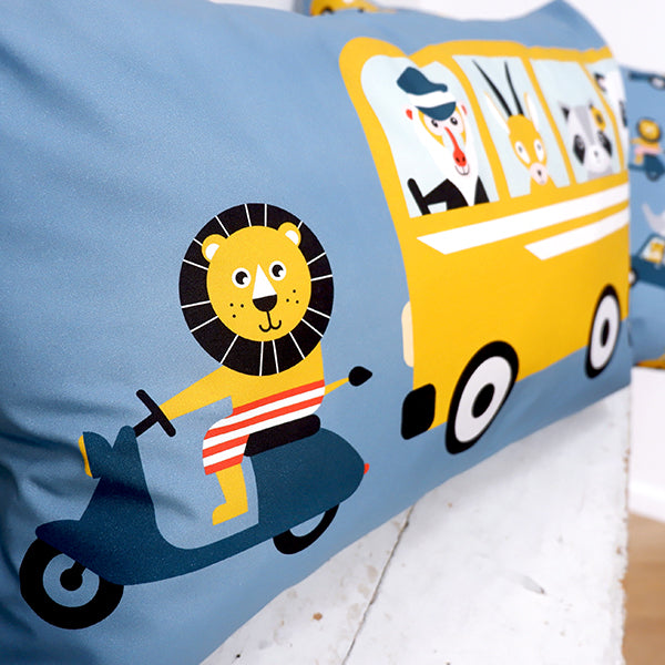 Kussen L kinderkamer Dieren in Bus en op Scooter - jeans blauw (inclusief binnenkussen)