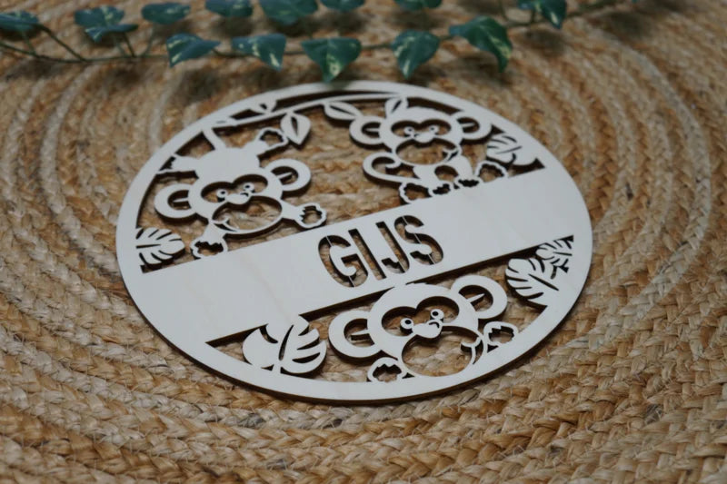 Houten muurcirkel met naam apen