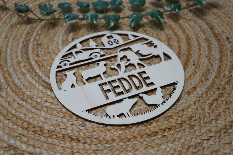 Houten muurcirkel met naam boerderij