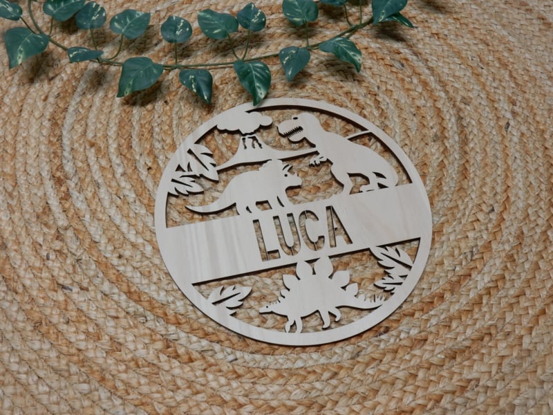 Houten muurcirkel met naam dino&