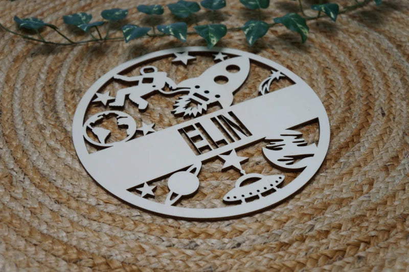 Houten muurcirkel met naam ruimte