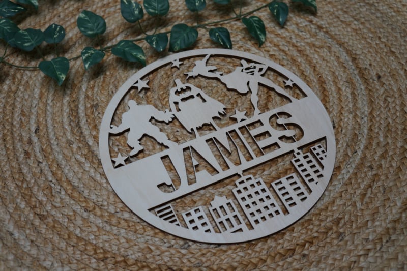 Houten muurcirkel met naam superhelden