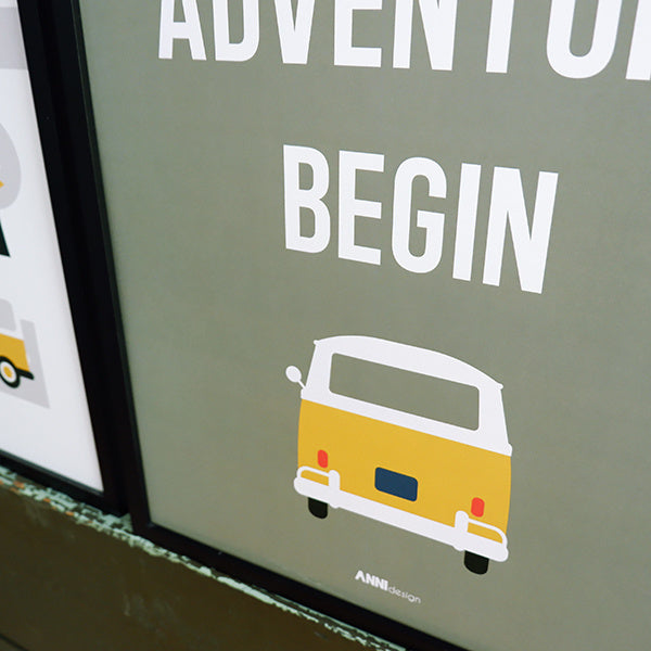 Poster VW bus met tekst Let the adventure begin - olijf groen