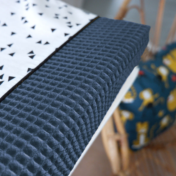 Aankleedkussenhoes wafelstof oker donker oud blauw - zwart wit triangel