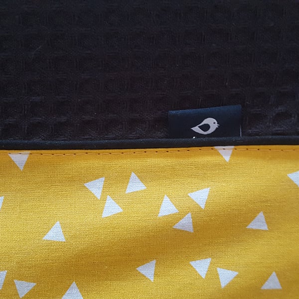 Aankleedkussenhoes wafelstof zwart- triangel oker