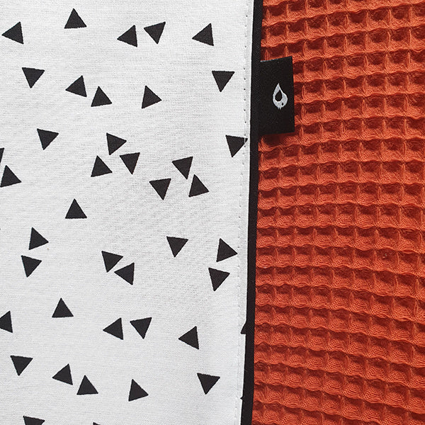 Aankleedkussenhoes wafelstof terracotta rood (roest) - zwart wit triangel