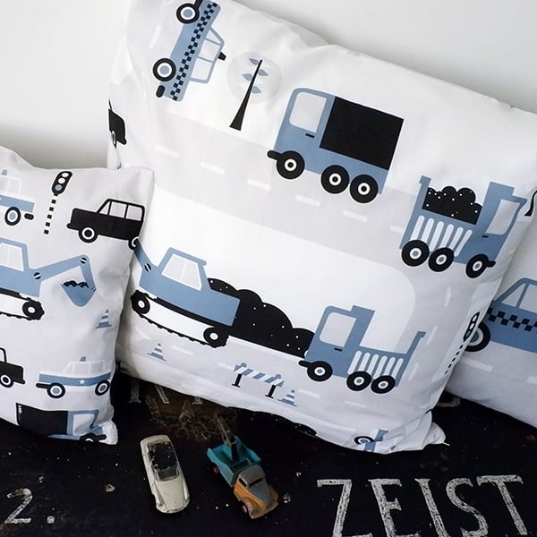 Kussen XL jongenskamer - auto voertuigen jeans blauw