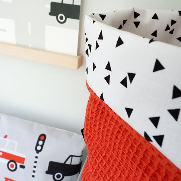 Commodemandje wafelstof terracotta rood (roest) - zwart wit triangel