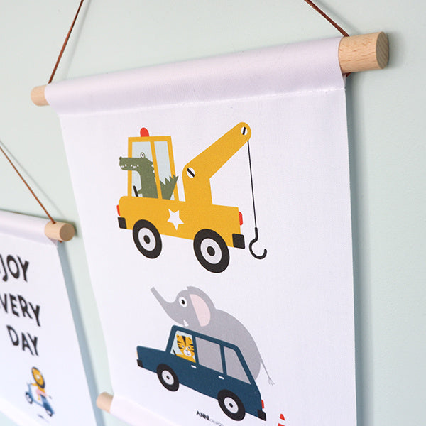 Textielposter kinderkamer Dieren onderweg in auto voertuigen - wit