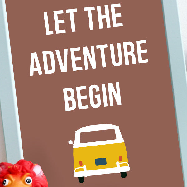Poster VW bus met tekst Let the adventure begin - terracotta bruin