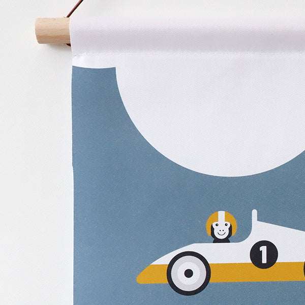 Textielposter kinderkamer raceauto - jeans blauw met oker geel 30x40 cm