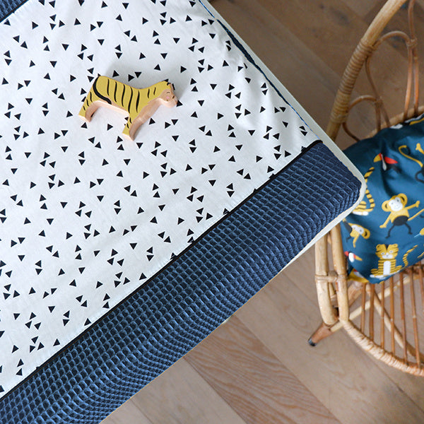 Aankleedkussenhoes wafelstof oker donker oud blauw - zwart wit triangel