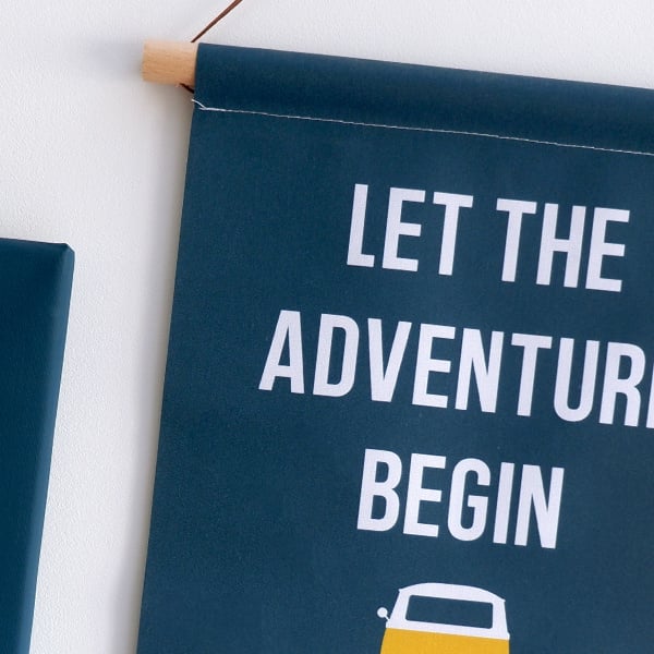 Textielposter kinderkamer safari adventure - donkerblauw