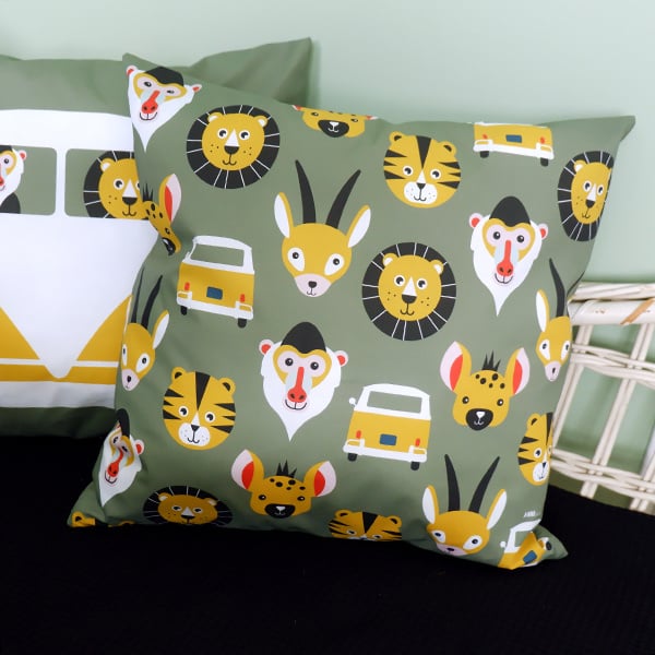 Kussen kinderkamer safari jungle dieren in VW bus - olijf groen + oker geel