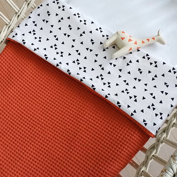 Ledikantdeken wafelstof donker oud blauw - triangel zwart wit