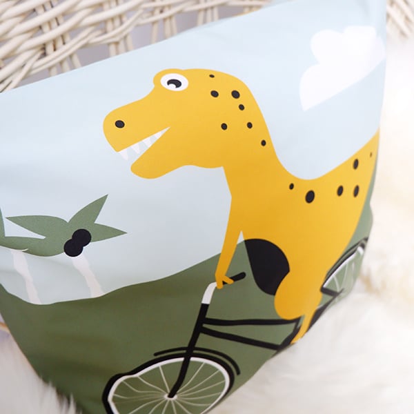 Kussen kinderkamer dino op fiets - inclusief binnenkussen - 40x40