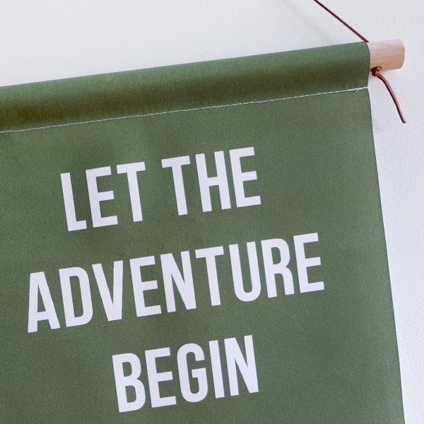 Textielposter kinderkamer safari adventure - olijf groen