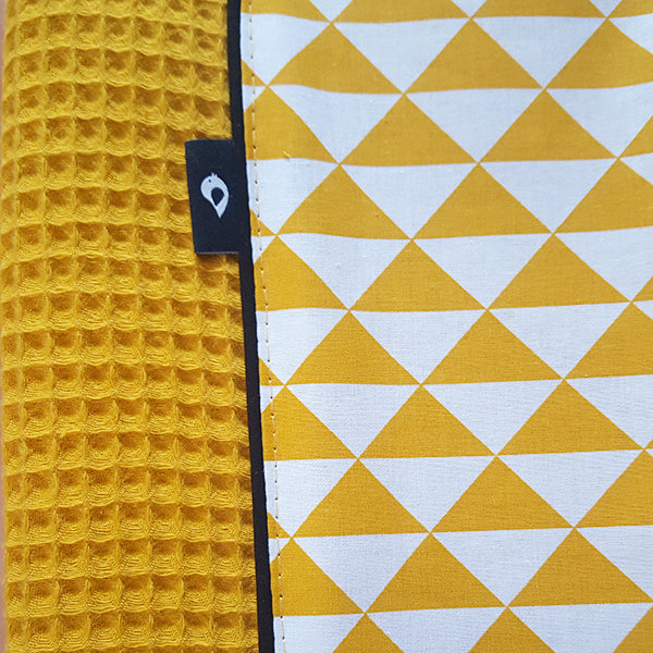 Aankleedkussenhoes wafelstof oker driehoek