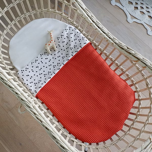 Wiegdeken wafelstof oud blauw - zwartwit triangel