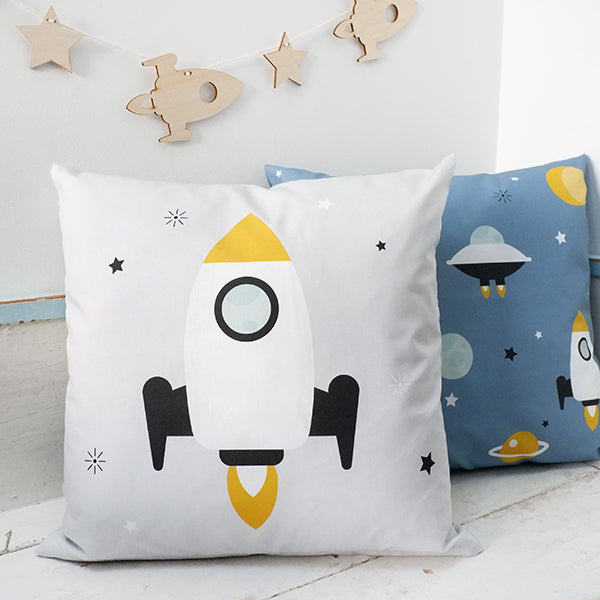 Kussen kinderkamer raket in ruimte grijs - inclusief binnenkussen