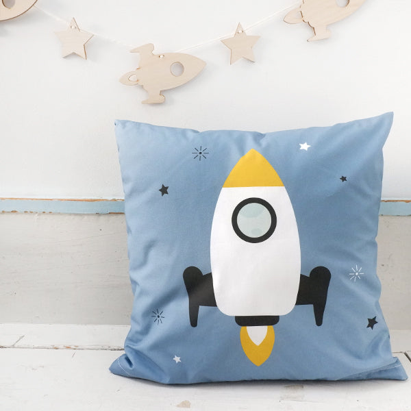 Kussen kinderkamer raket in ruimte blauw - inclusief binnenkussen