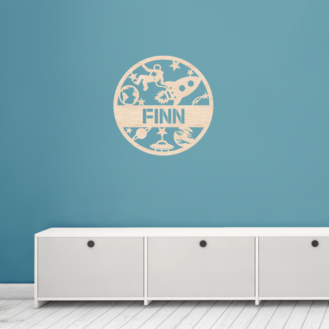 Houten muurcirkel met naam ruimte