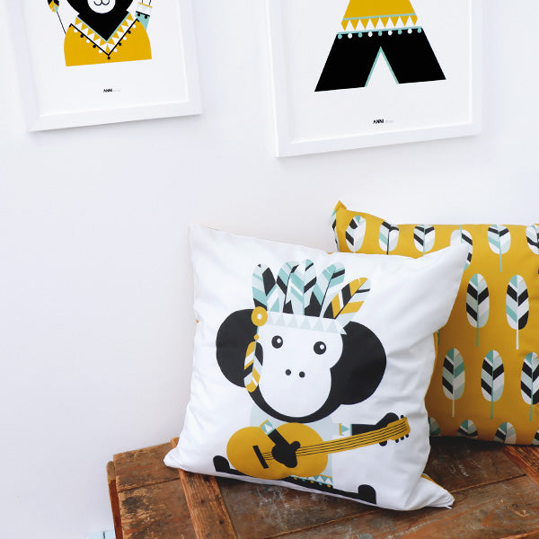 Kussen kinderkamer Aap Indiaan - oker geel (inclusief binnenkussen)