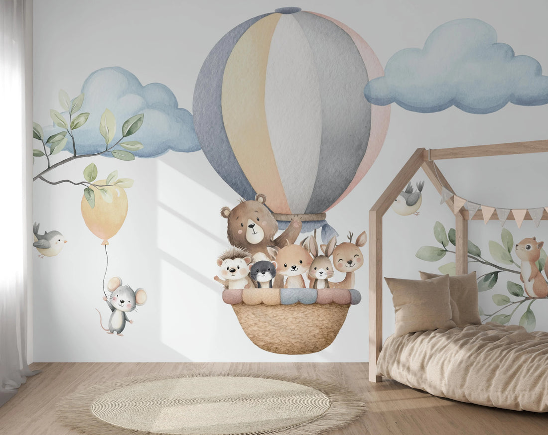 Wandvullend behang bosdieren in luchtballon voor de kinderkamer of babykamer