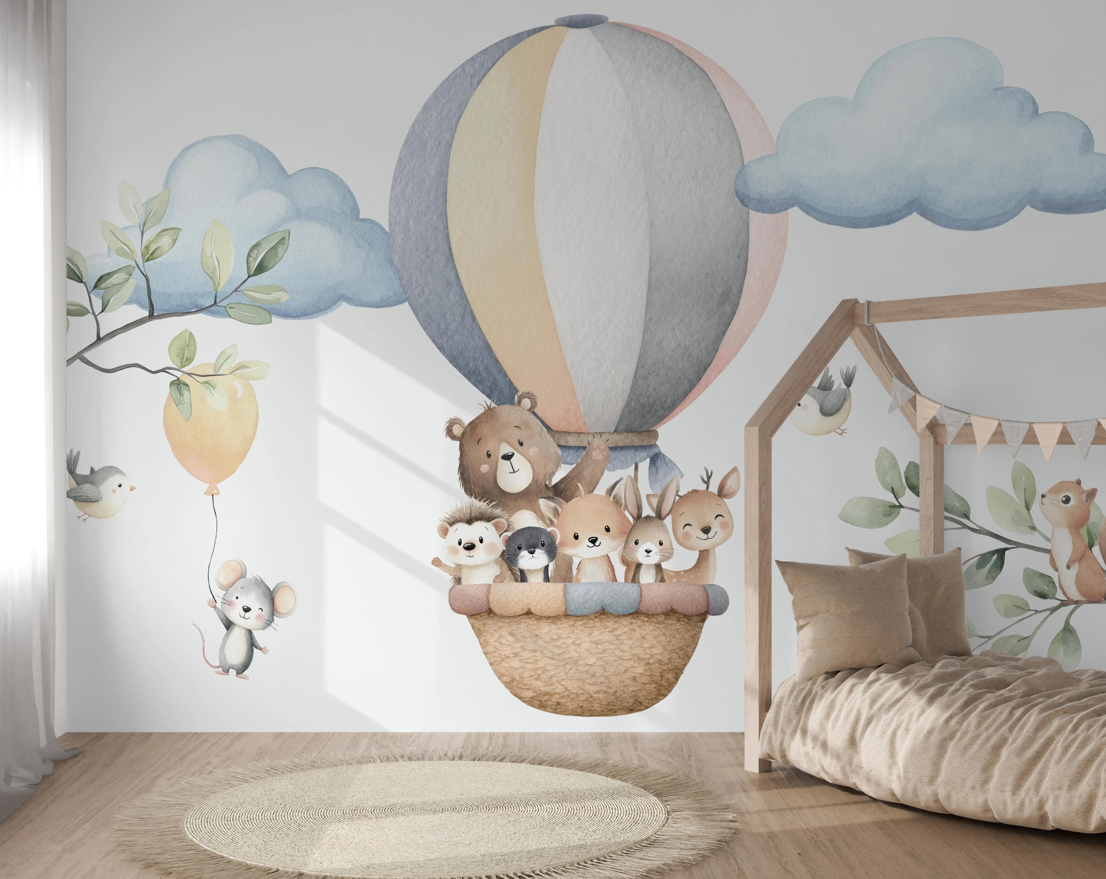 Wandvullend behang bosdieren in luchtballon voor de kinderkamer of babykamer