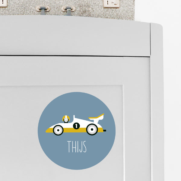Deursticker rond Raceauto met naam - jeans blauw