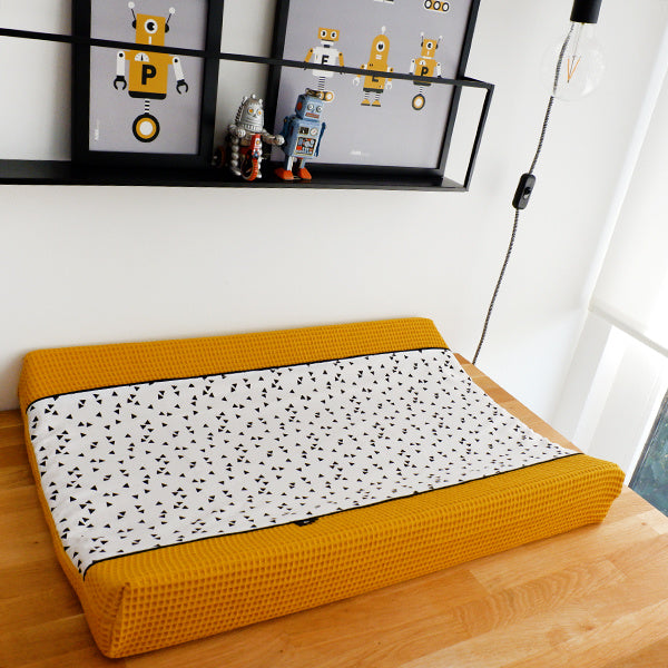 Aankleedkussenhoes wafelstof oker - zwart wit triangel