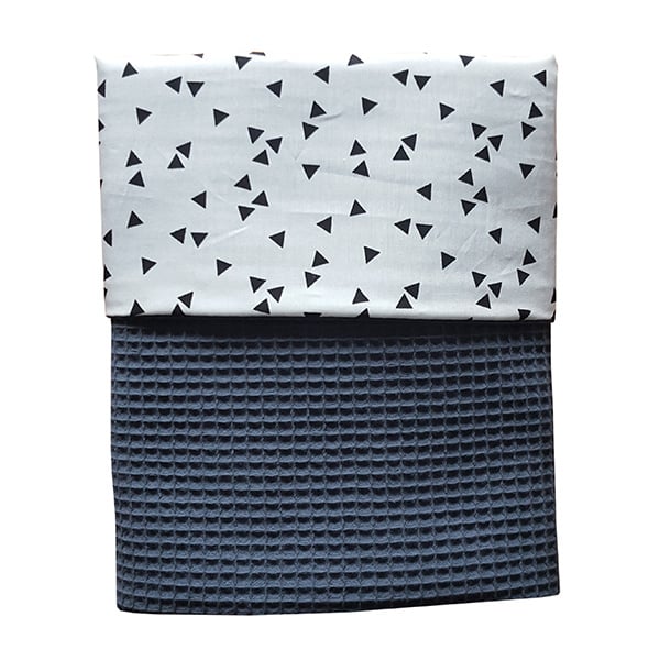 Wiegdeken wafelstof oud blauw - zwartwit triangel