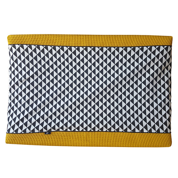 Aankleedkussenhoes wafelstof oker - driehoek zwart wit