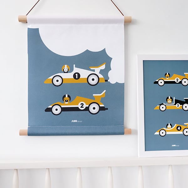 Textielposter kinderkamer raceauto - jeans blauw met oker geel 30x40 cm