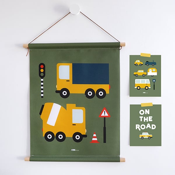 Textielposter met vrachtwagen voertuigen kinderkamer - olijfgroen