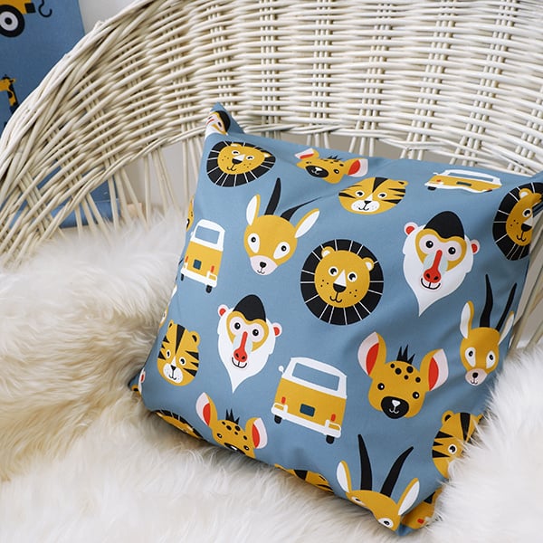 Kussen kinderkamer safari jungle dieren - jeansblauw - oker