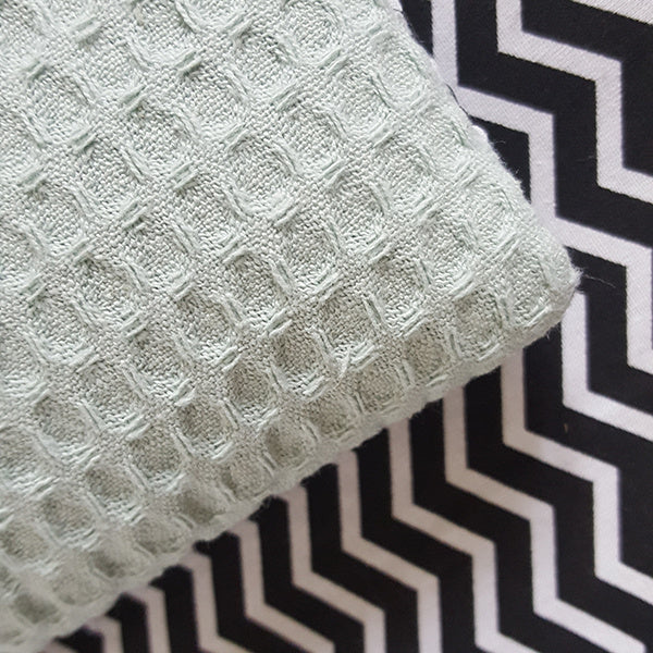 Boxkleed reversible zigzag zwart wit - wafelstof old green (mint)